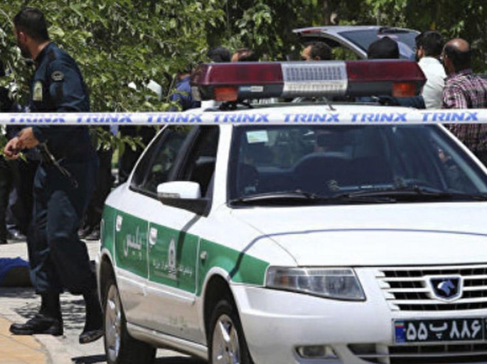 İranda polis avtomobilinin üstünə çıxan qadın - Yoldaşımı azad etməsəniz.... - VİDEO