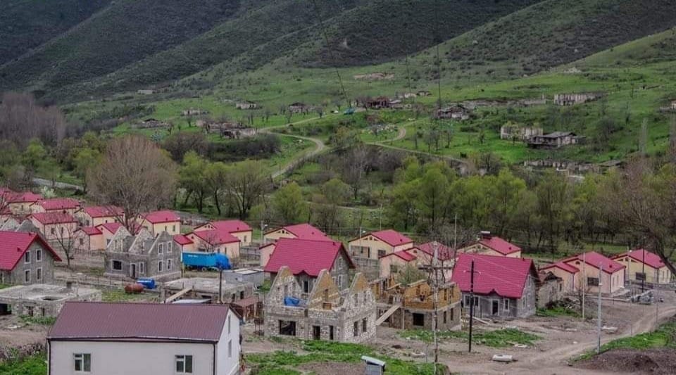 Erməni jurnalistin ETİRAFI: “Bizimkilər Laçının Zabux kəndini talamağa başladılar”