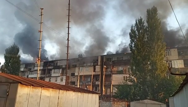 Yevlaxda yanan binanın görüntüləri - VİDEO