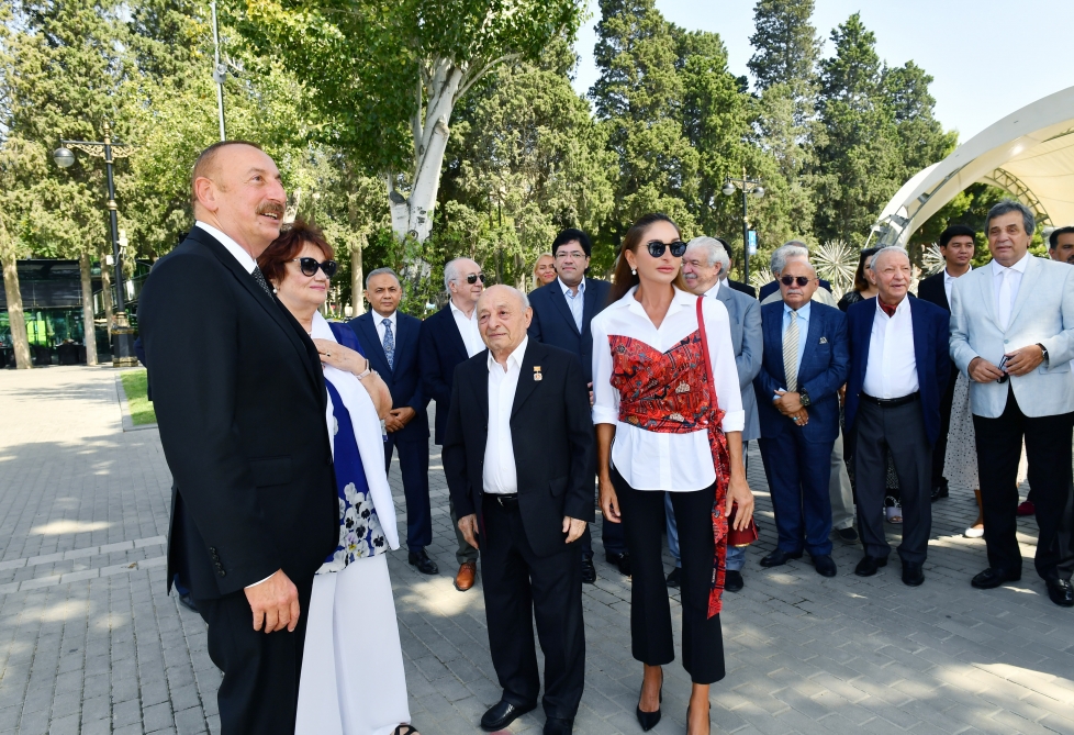 İlham Əliyev və birinci xanım Bakıda Müslüm Maqomayevin abidəsinin açılışında - VİDEO