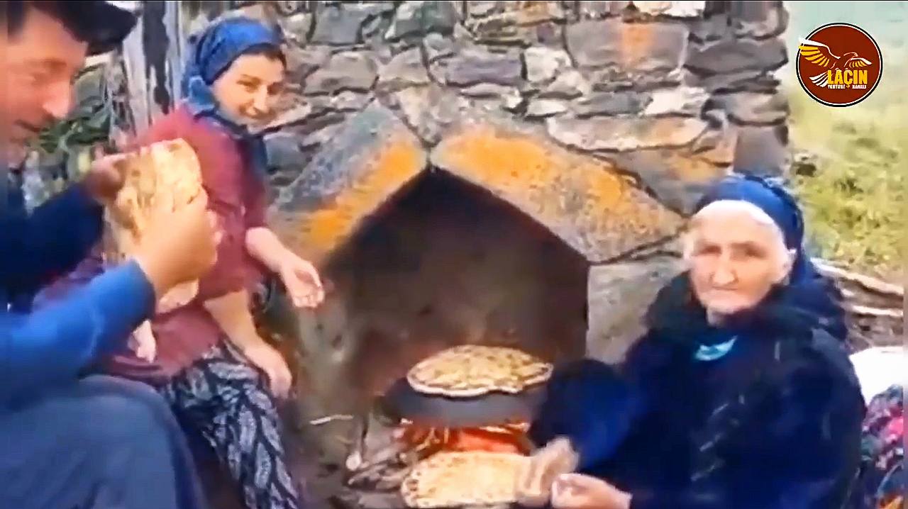 30 ildən sonra Laçında bişirilən çörək - VİDEO