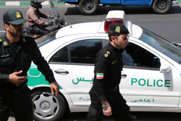 İranda polis qadını avtomobildən belə atdı - ANBAAN VİDEO  