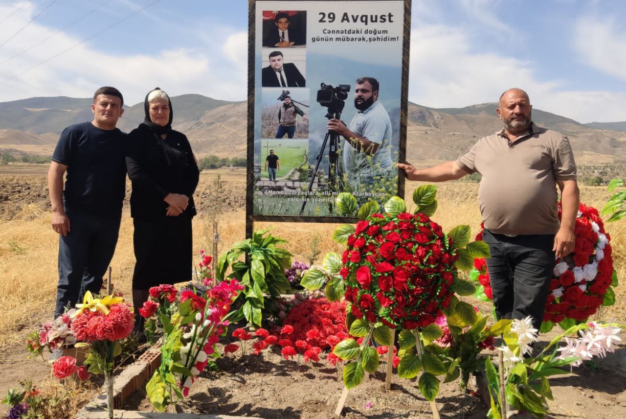 Şəhid jurnalist Sirac Abışov ziyarət olundu – FOTO   