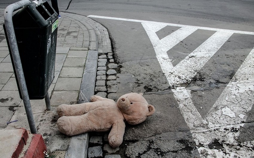 Qobustanda avtomobil beton arakəsməyə dəydi – 1 yaşlı uşaq öldü