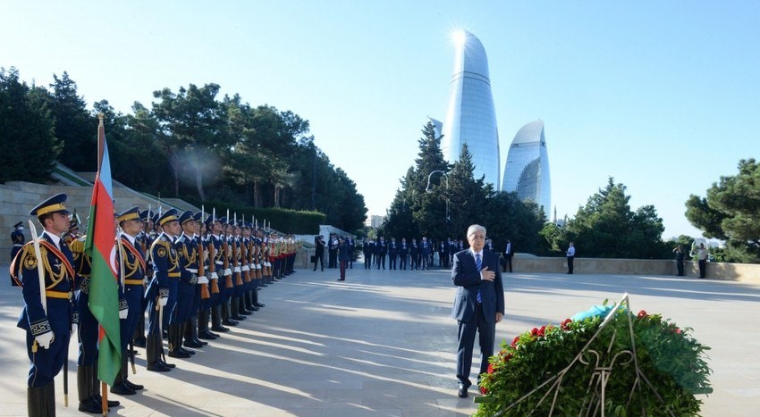 Qazaxıstan Prezidenti Şəhidlər xiyabanını ziyarət etdi - FOTO