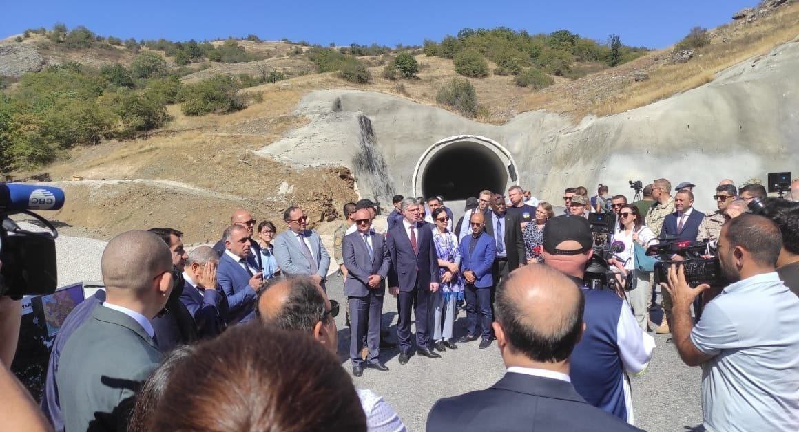 Diplomatlar Əhmədbəyli-Füzuli-Şuşa avtomobil yolu üzərində tikintisi başa çatmaqda olan tunelə baxıblar – FOTO 