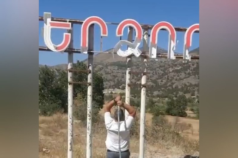 Laçının girişindəki “Berdzor” yazılan lövhə söküldü - VİDEO