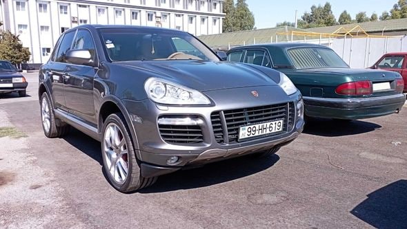 “Porsche Cayenne” avtomobilində avtomat daşıyan şəxs tutuldu - FOTO