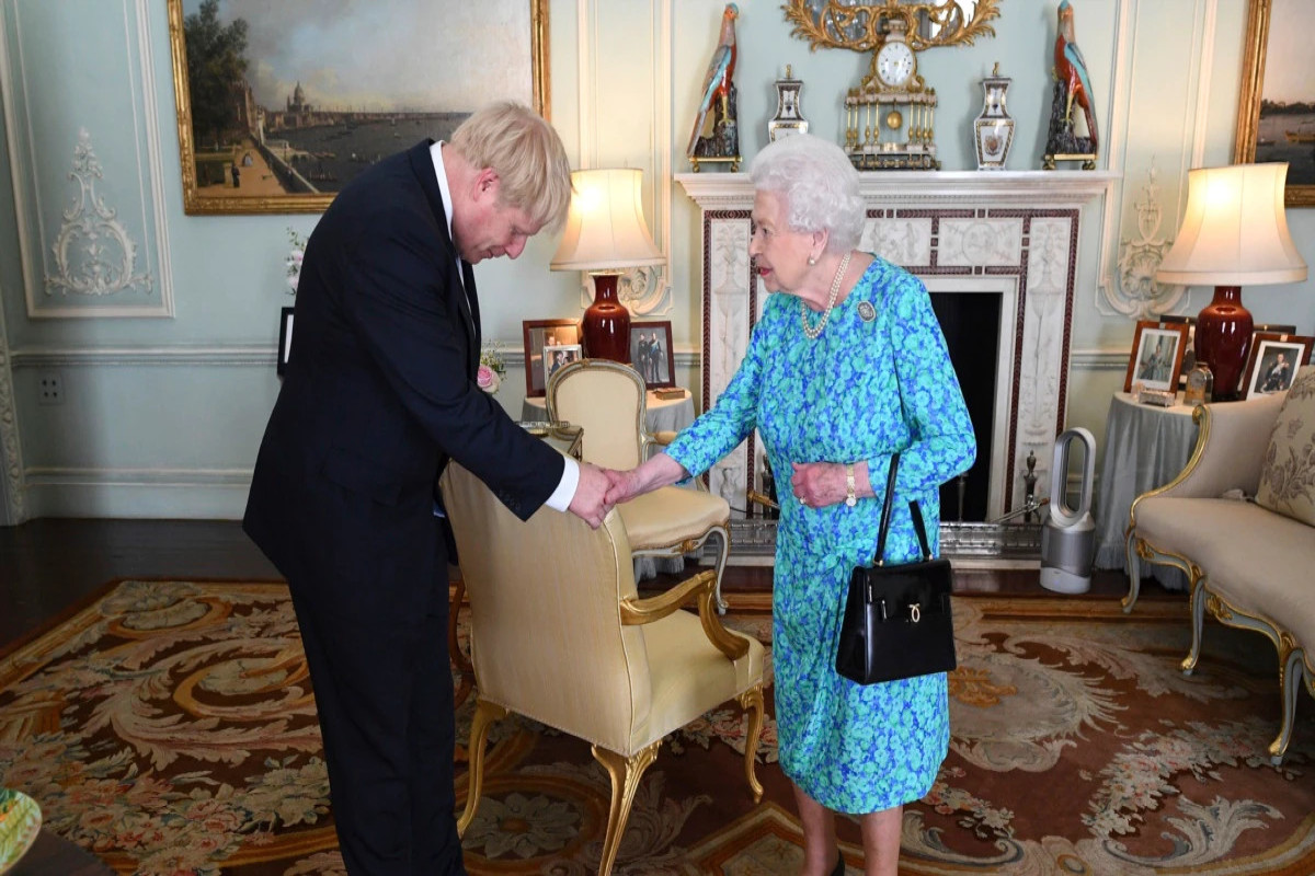 Britaniya kraliçası Consonun istefasını qəbul etdi - FOTO