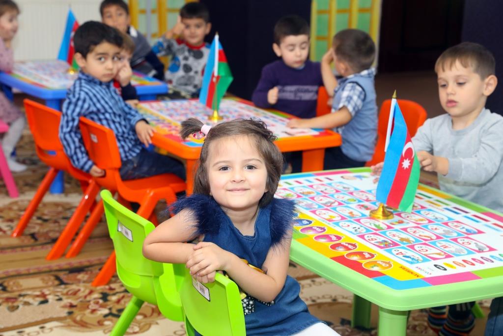 Bağçada adı siyahıda gedən uşaqlar var...