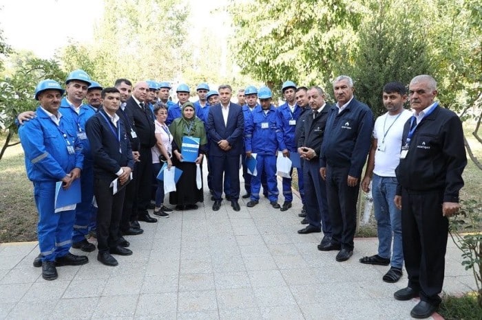 Baş direktor çilingərlərə belə təşəkkür etdi - FOTO Baş direktor çilingərlərə belə təşəkkür etdi - FOTO