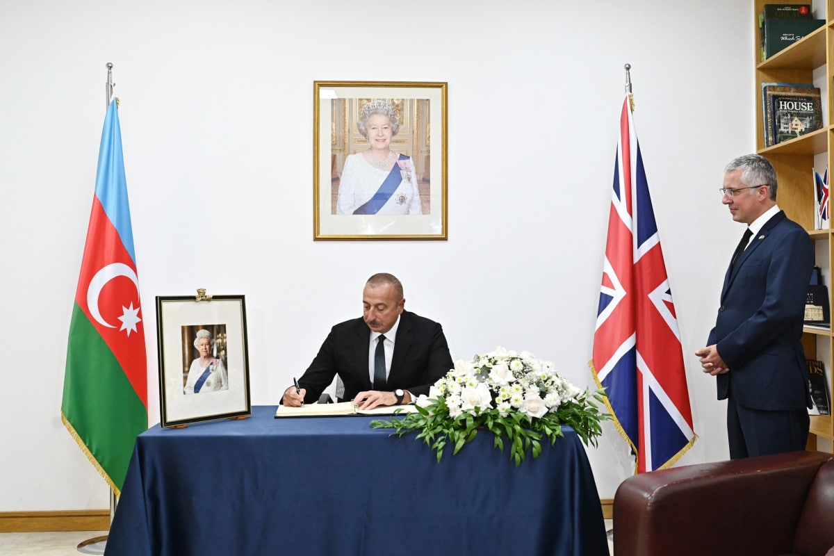 Prezident Britaniya səfirliyinə gələrək BAŞSAĞLIĞI VERDİ - FOTO