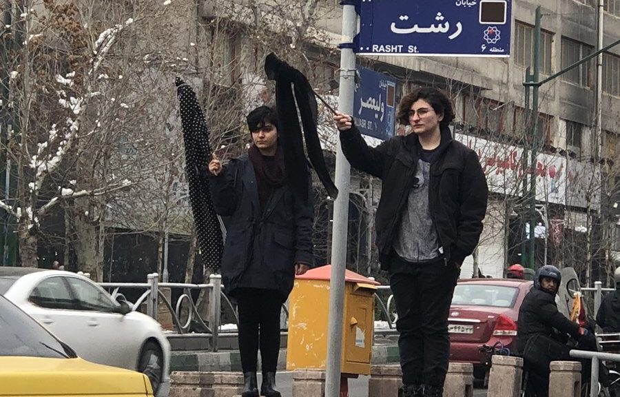 İranda qadınların növbəti ETİRAZI – Saçlarını da kəsirlər... - VİDEO 