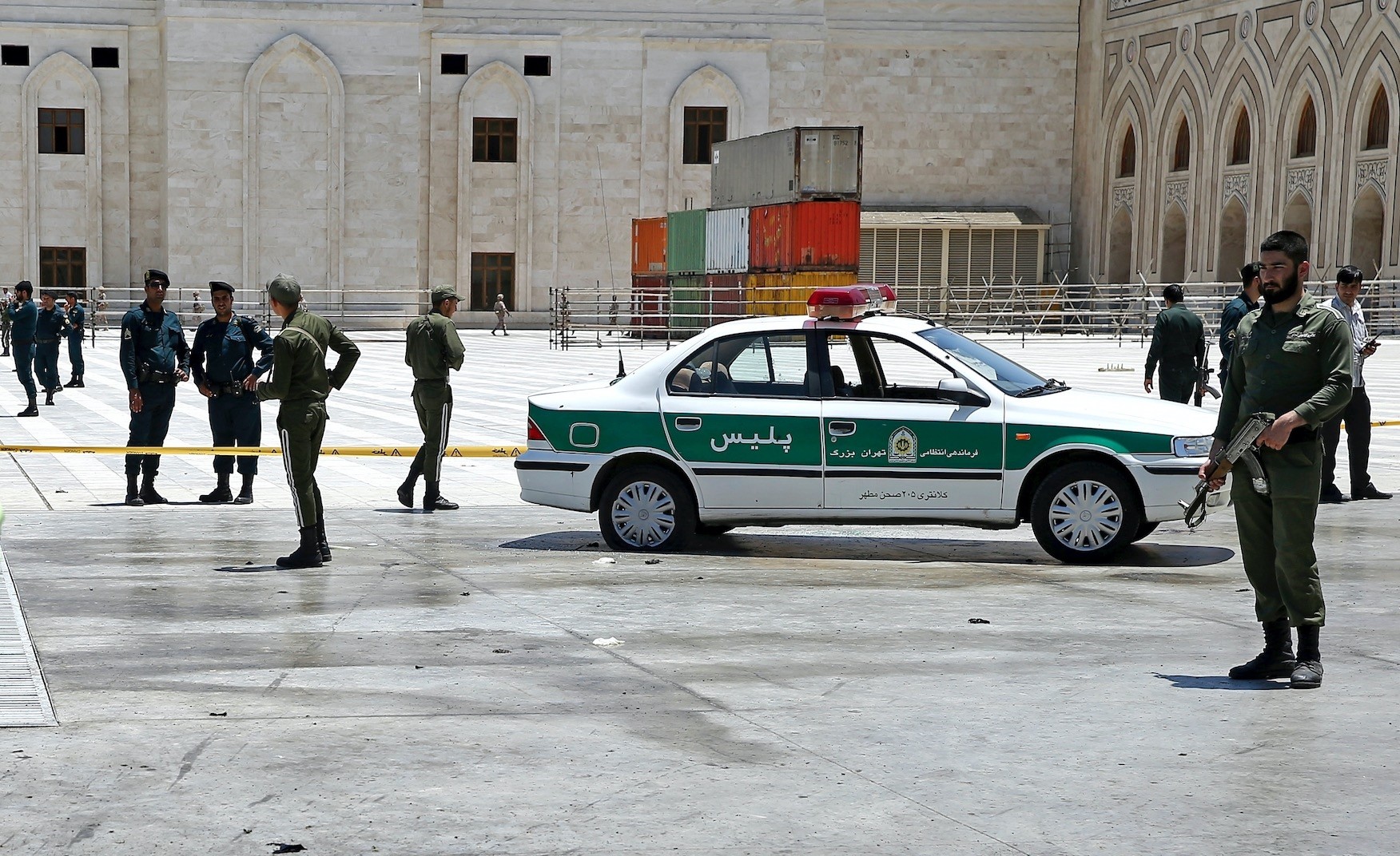 Tehranda qəzəbli etirazçılar polis maşınını belə aşırdı – ANBAAN VİDEO 