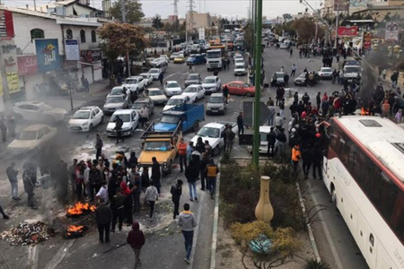 İranda etirazçılar Xameneinin şəkli olan 6 metrlik banneri dağıtdı - VİDEO