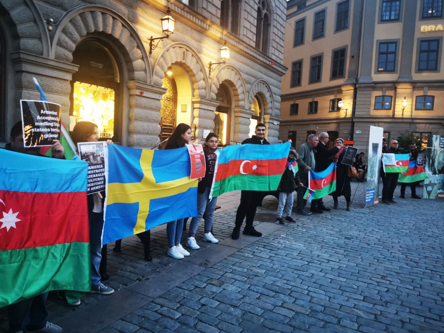 Azərbaycanlılar İsveç parlamentinin önündə piket keçirib- FOTO