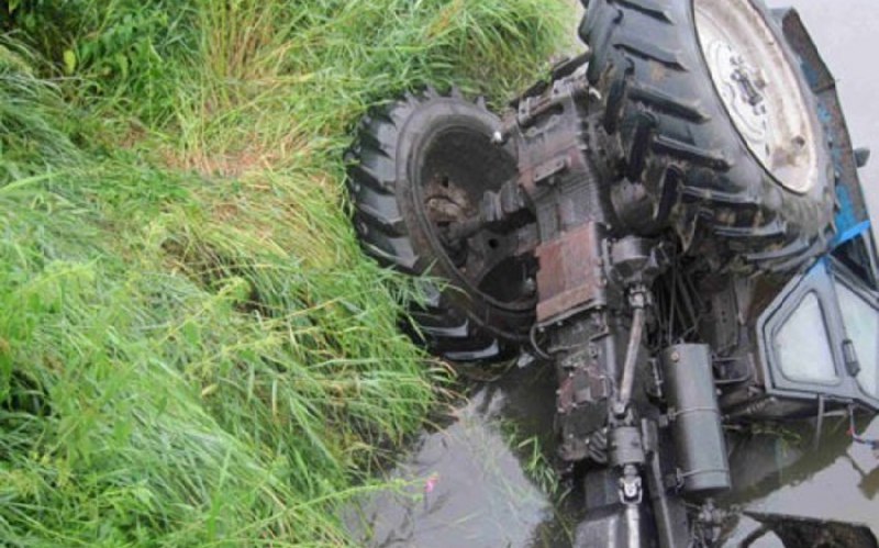 Tovuzda traktor aşdı - Sürücü öldü