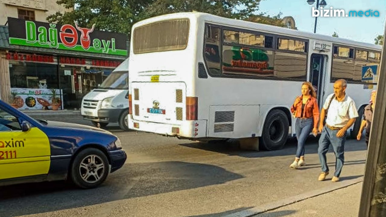 Avtobus sürücüsü şüşələrə PLYONKA çəkdi – Sərnişinlərdən ŞİKAYƏT 