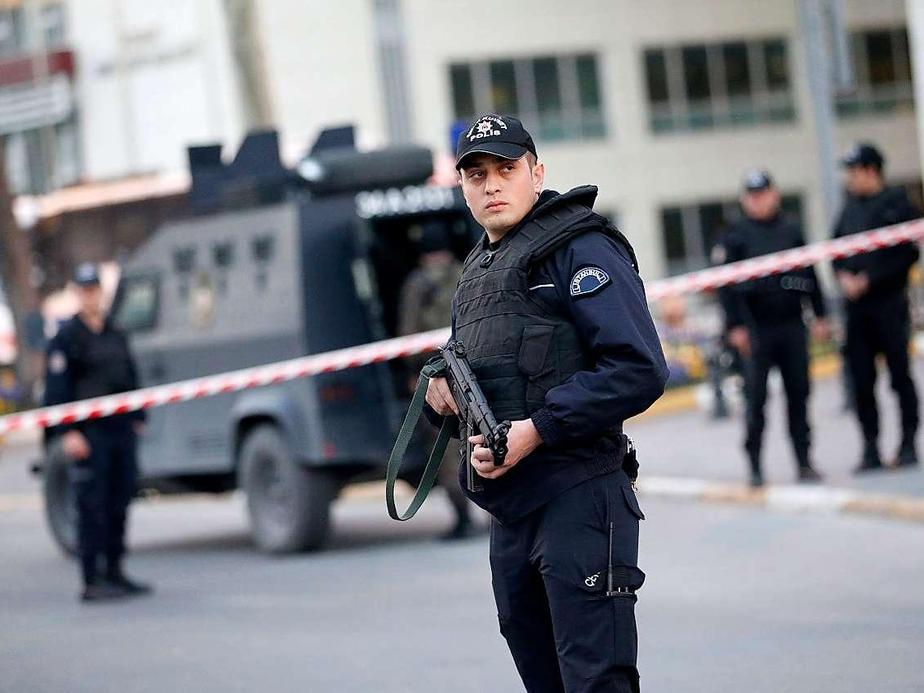 Türkiyədə polis yataqxanasına silahlı BASQIN - Ölən və yaralanan var 