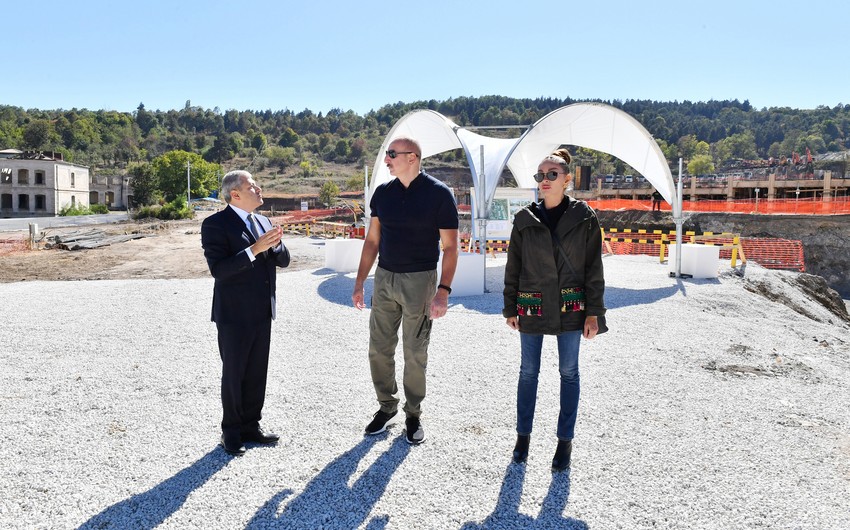 İlham Əliyev və xanımı Şuşada inşa olunan obyektlərin tikintisi ilə tanış oldu – FOTO