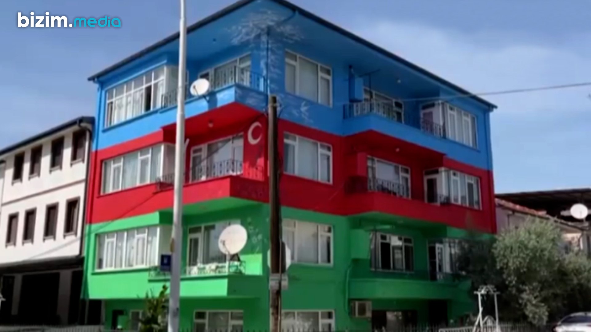 Türkiyədə Azərbaycan bayrağı şəklində boyanan bina dünyaca məşhur oldu – Ev sahibindən AÇIQLAMA -VİDEO