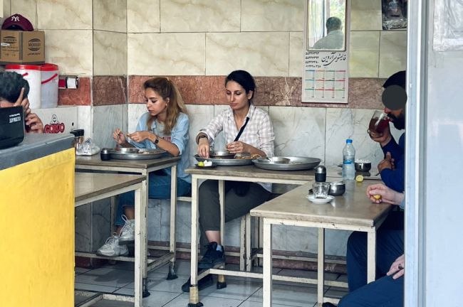 İranda restoranda hicabsız yemək yeyən qızların fotosunu yayan jurnalist həbs edildi