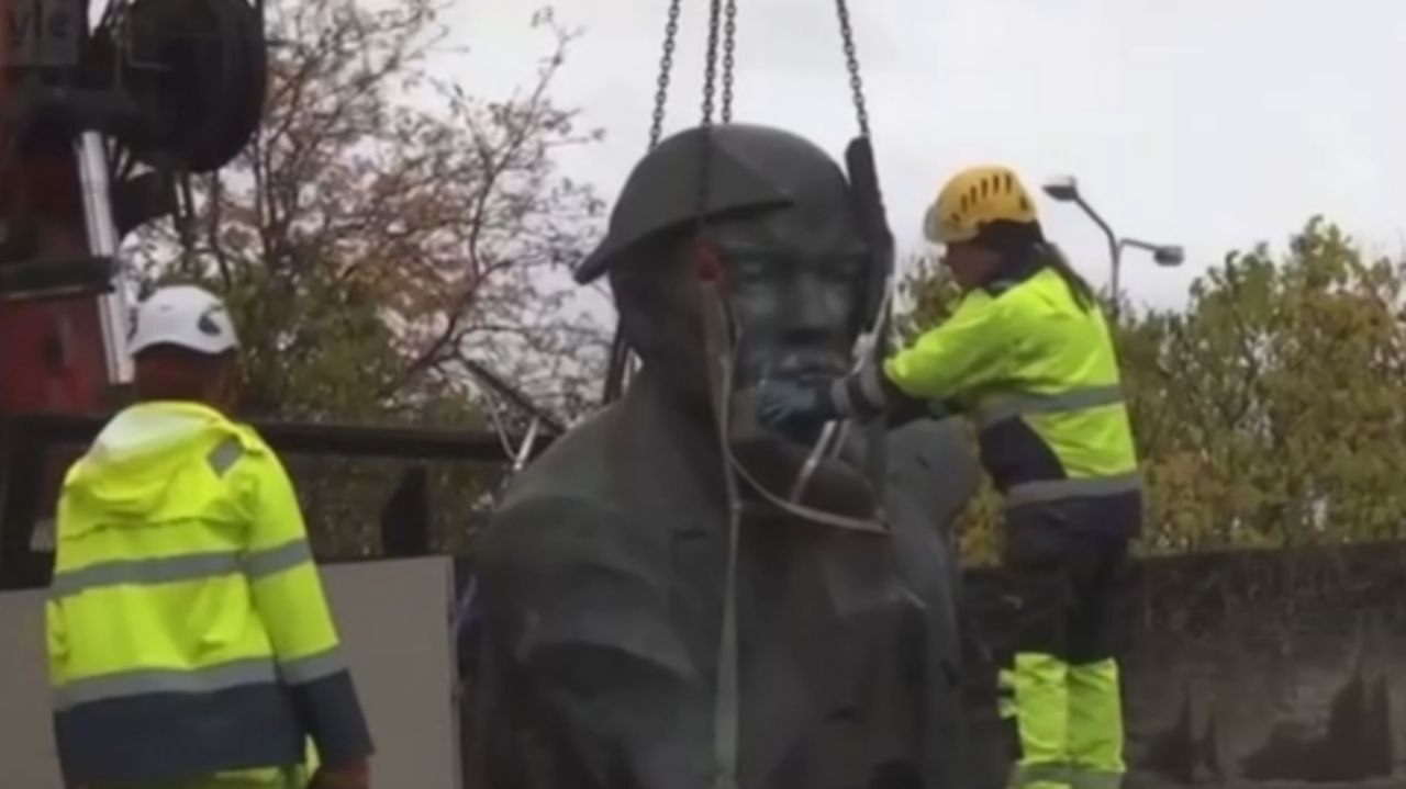 Bu ölkədə də Leninin heykəli SÖKÜLDÜ - VİDEO  