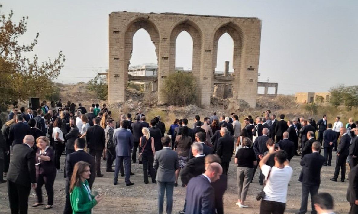 Milli Şəhərsalma Forumunun iştirakçıları Ağdam Teatrının qalıqları ilə tanış olub