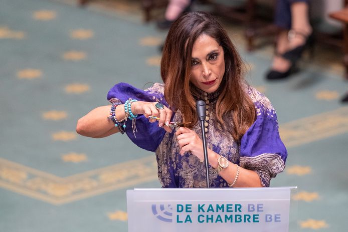 Belçika parlamentinin deputatından iranlı qadınlara DƏSTƏK - Saçını kəsdi – VİDEO 