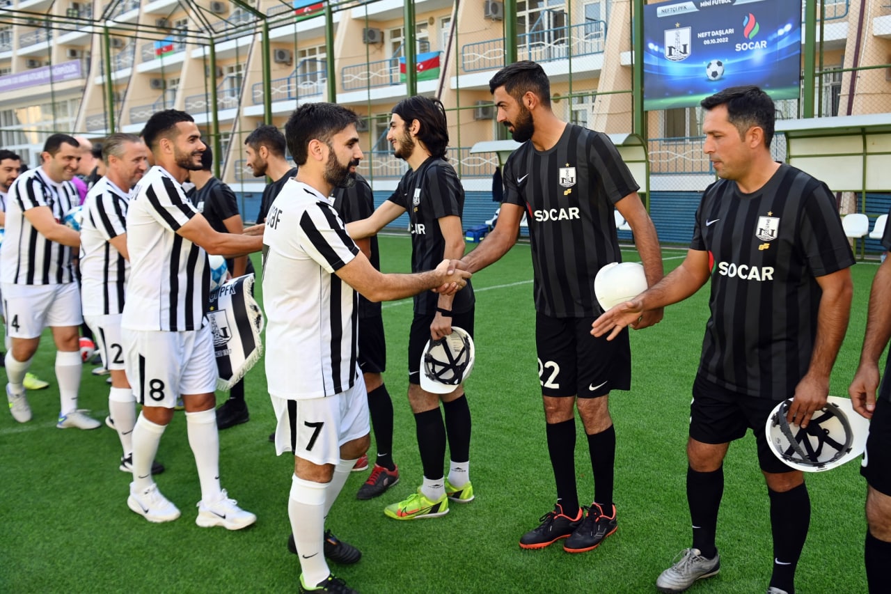 SOCAR prezidenti onlarla futbol oynadı – FOTO SOCAR prezidenti onlarla futbol oynadı – FOTO