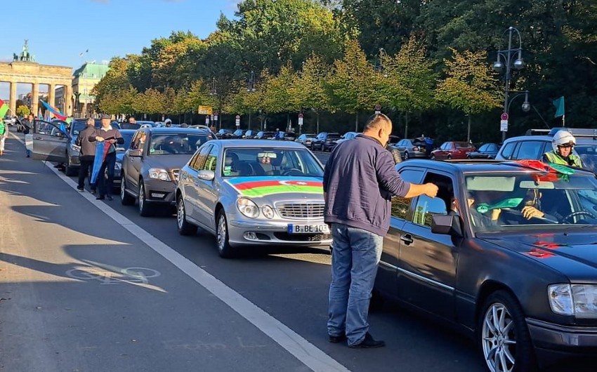 Berlin küçələrində Azərbaycan bayrağına bürünmüş avtomobillər GÖRÜNÜB - FOTO 