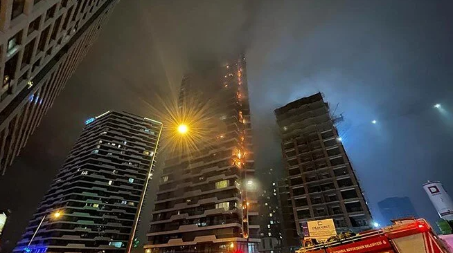 İstanbulda 24 mərtəbəli bina YANIR - FOTO/VİDEO