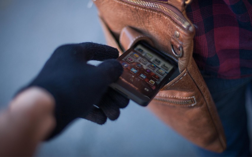 Paytaxtda QARƏT - Qadının çantasından 2 minlik mobil telefon oğurlandı