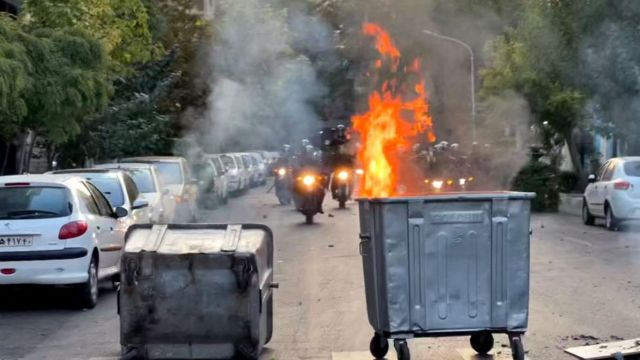 Tehranda etirazçılar yolun bir hissəsini yandırdı, digərini isə… - ANBAAN GÖRÜNTÜLƏR 