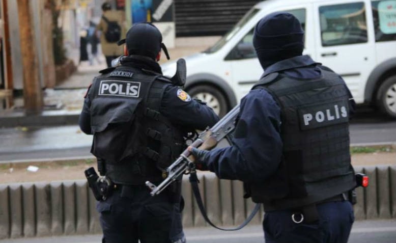 İstanbulda polis əməkdaşlarına silahlı hücum: Yaralı var
