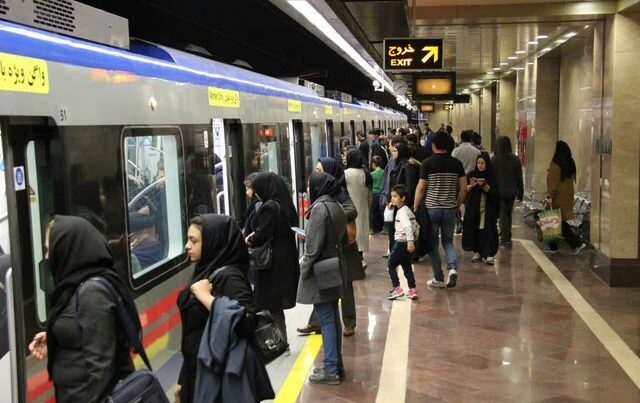 Tehranda qadınlar metroda başlarını açdı – ANBAAN VİDEO