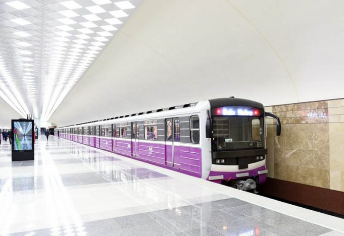 Metroda 4 azyaşlını dilənçiliyə sövq edən qadın saxlanıldı - FOTO