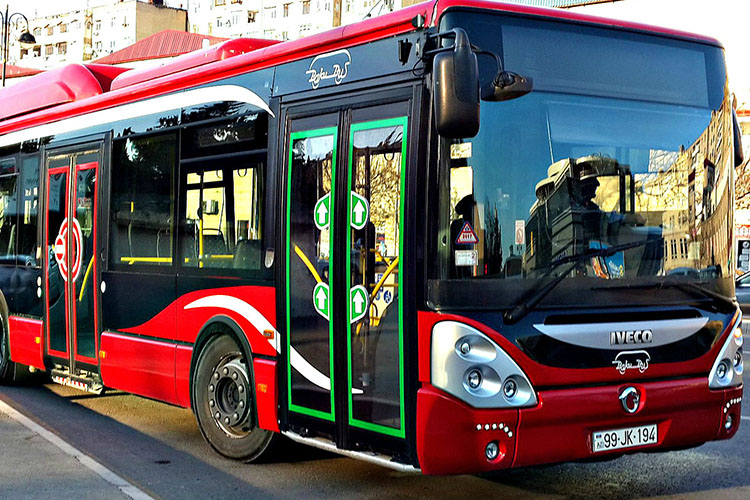 Bakıda 128 avtobus tıxacda qaldı