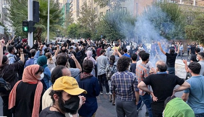 İranda etirazçılar Qasım Süleymaninin banerini yandırdı – ANBAAN VİDEO 