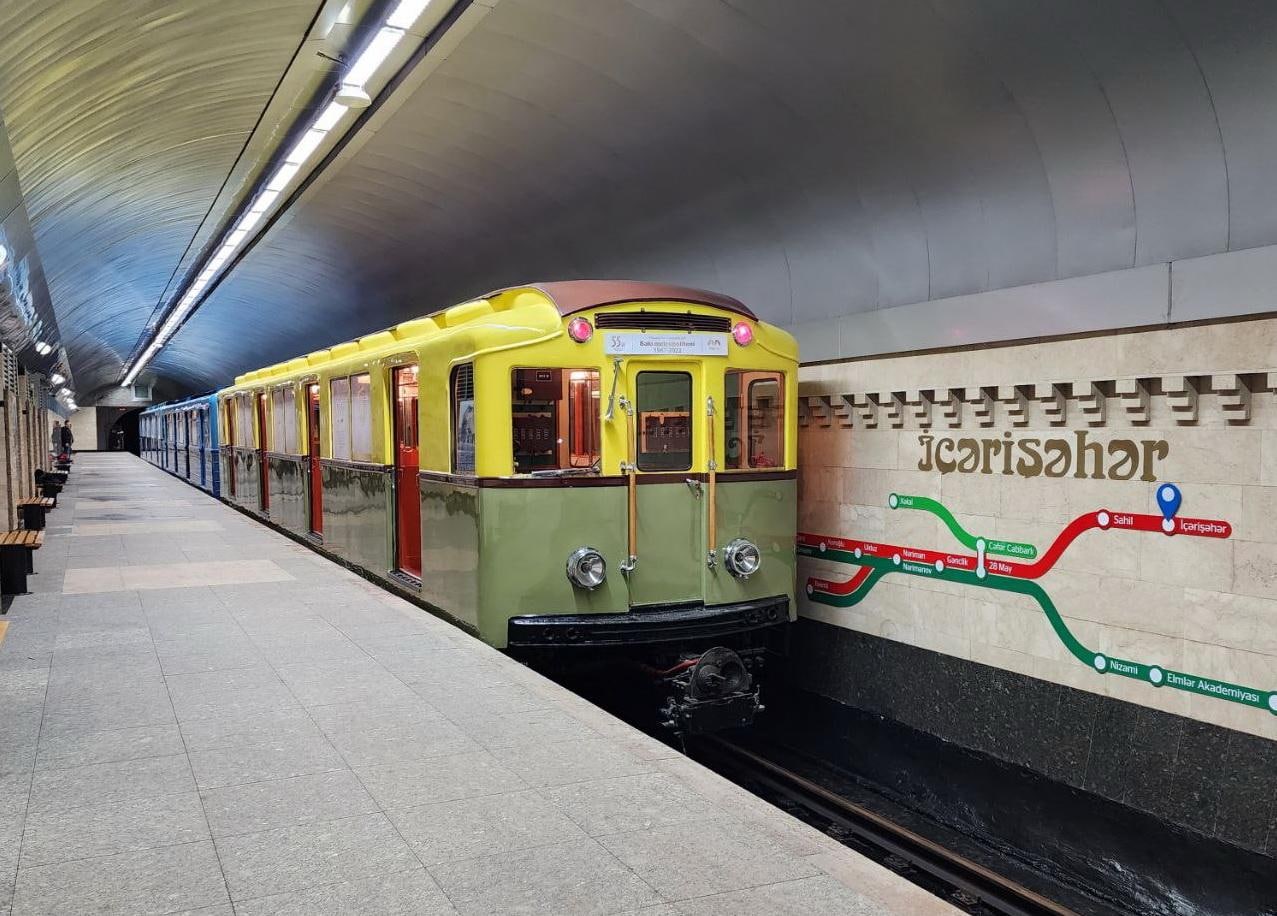 Bakı metrosunda retro vaqonlar nümayiş olunur - FOTO