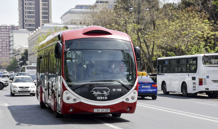 Bakıda 98 marşrut avtobusu GECİKİR