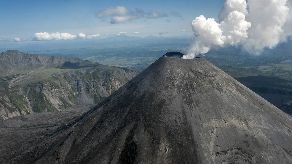 Ən böyük vulkan püskürüb