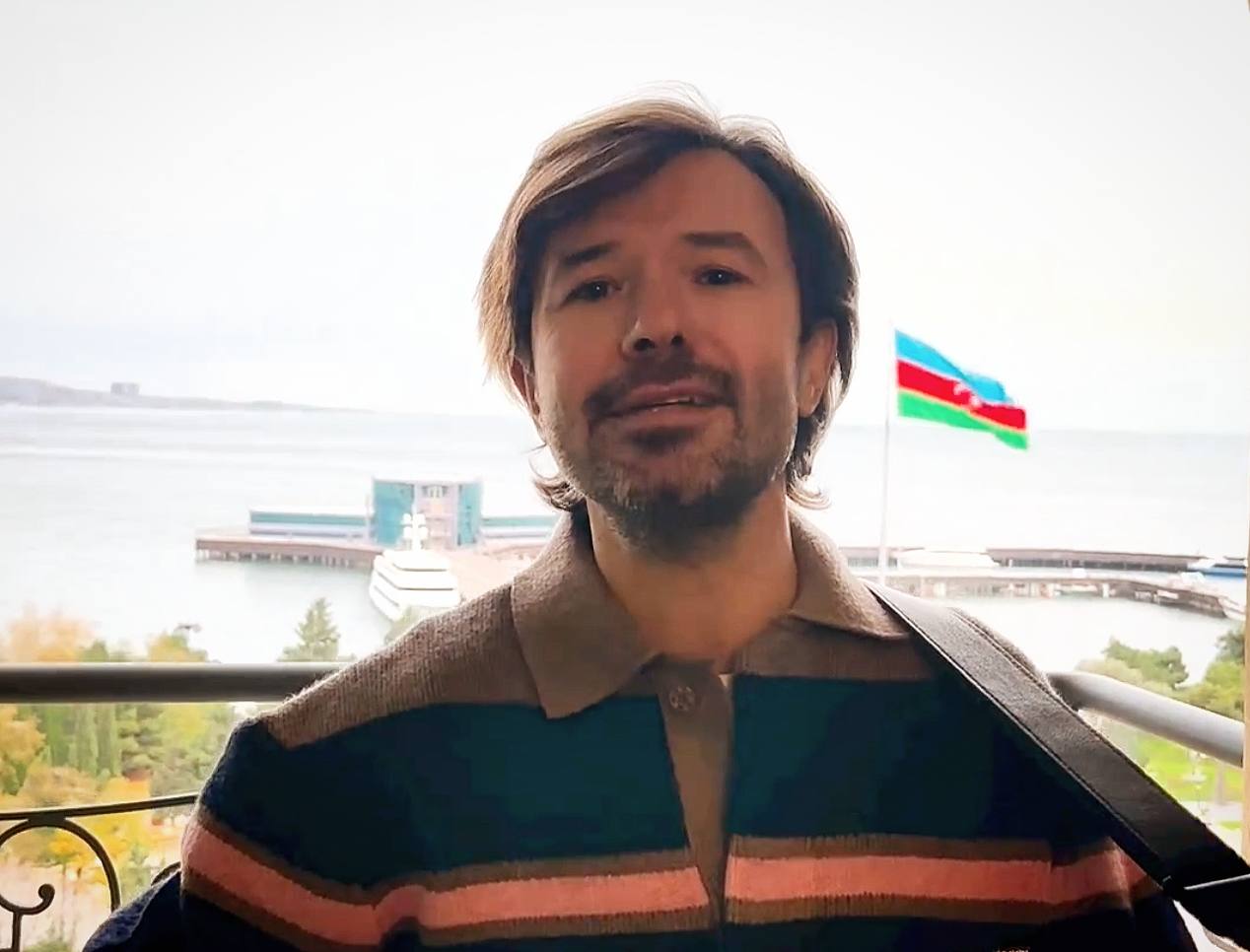 Türkiyəli sənətçi bayrağımız fonunda mahnı oxudu - VİDEO