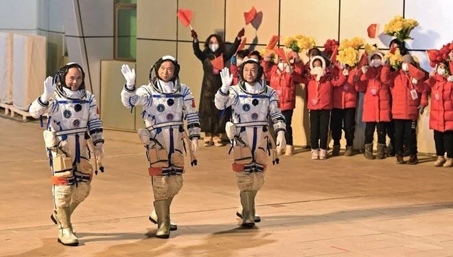 Çinin 3 astronavtı kosmosdan yerə endi - VİDEO