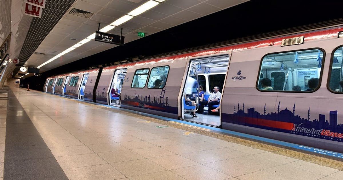 İstanbulda metroda elektrik kəsildi – Sərnişinlər tunellə hərəkət etdilər