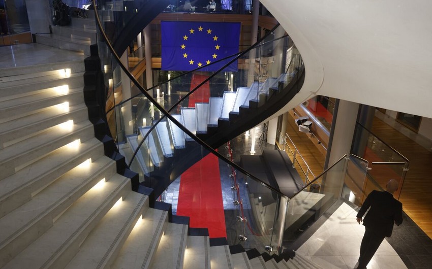 Avropa Parlamentində 10 ofisin fəaliyyəti dayandırıldı – Korrupsiya qalmaqalı böyüyür