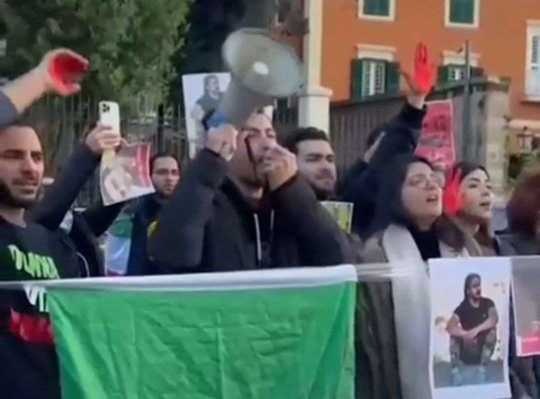İranın İtaliyadakı səfirliyi qarşısında ETİRAZ: 