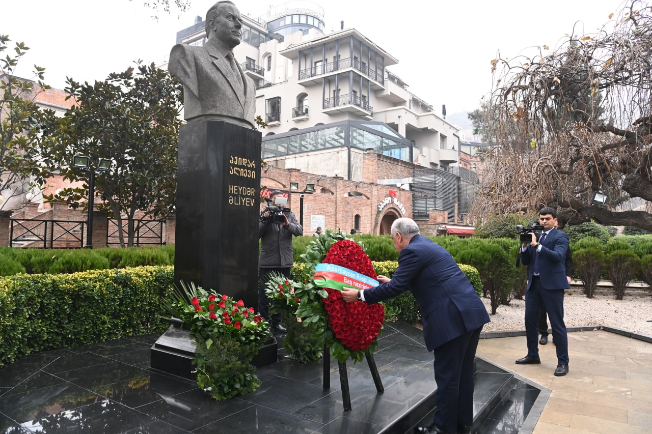 Baş nazir Tbilisidə Heydər Əliyevin abidəsini ziyarət etdi – FOTO 