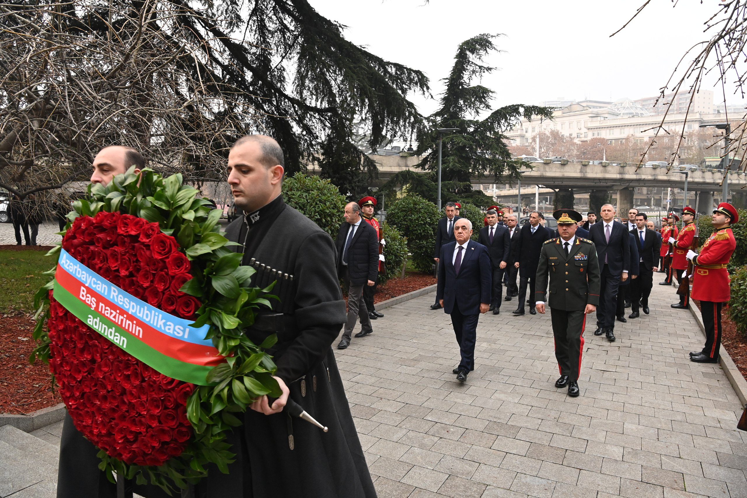 Azərbaycanın hökumət üzvləri Tbilisidə abidə önünə əklil qoyub - FOTO 