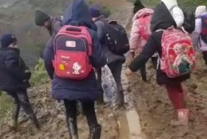 Lənkəranın Tuado kəndinin məktəb yolu - VİDEO Lənkəranın Tuado kəndinin məktəb yolu - VİDEO